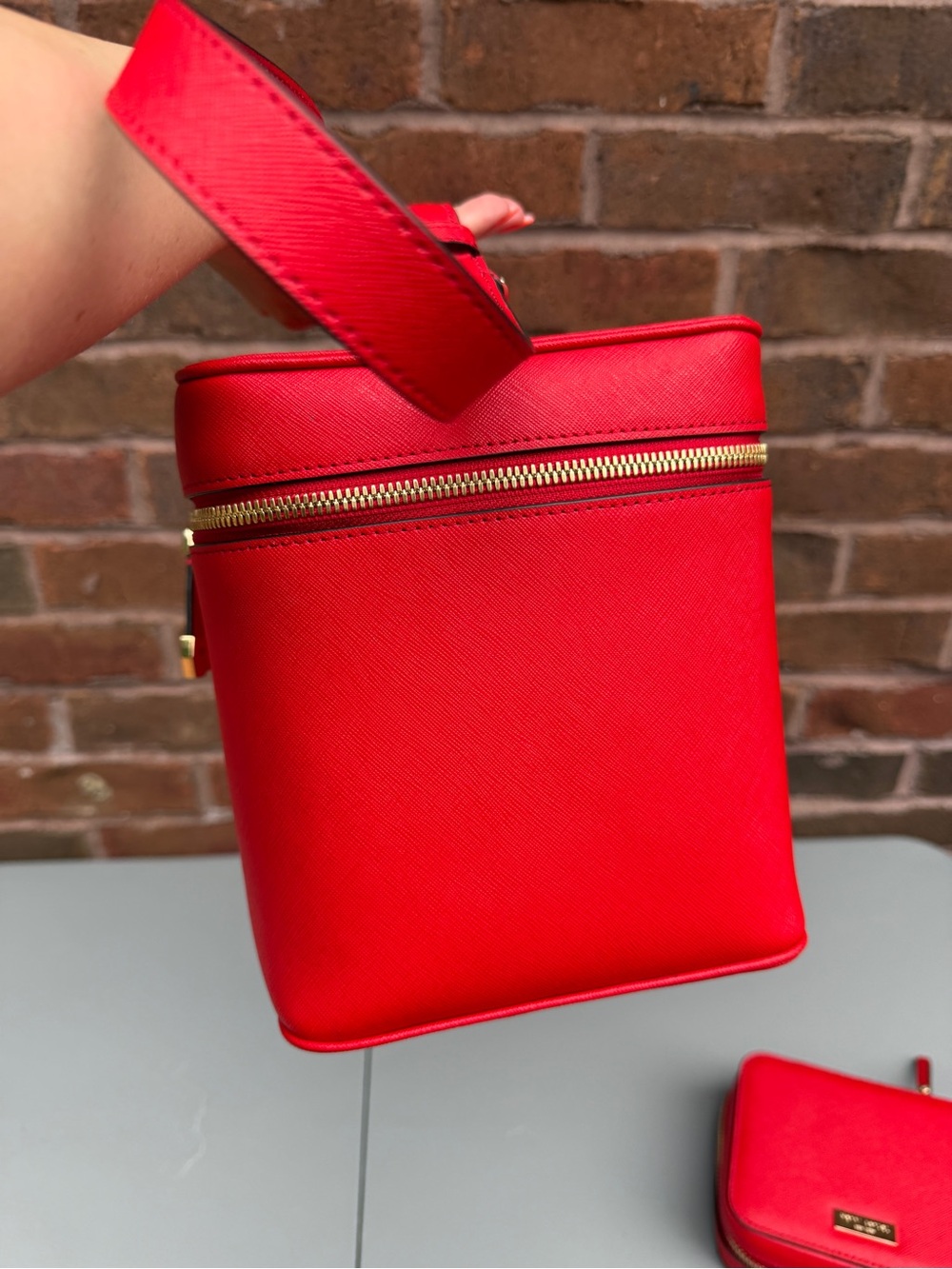 Henri Bendel Red Makeup Case w/ Mirror, Pockets, Zipper, Handle & Straps - Picture 5 of 6
